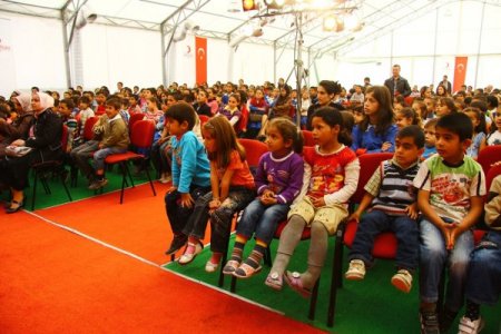 Depremzede Öğrencilere Tiyatro Gösterimi Sunuldu