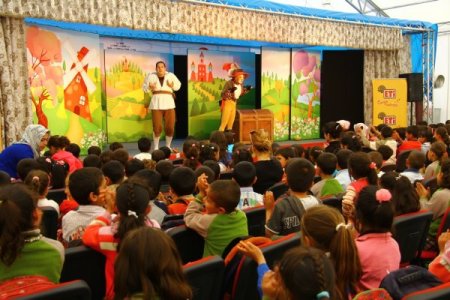 Depremzede Öğrencilere Tiyatro Gösterimi Sunuldu