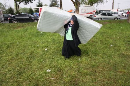 Depremzedeler, Aniden Bastıran Yağmurla Zor Anlar Yaşadı