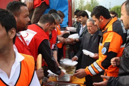 Depremzedeler, Aniden Bastıran Yağmurla Zor Anlar Yaşadı