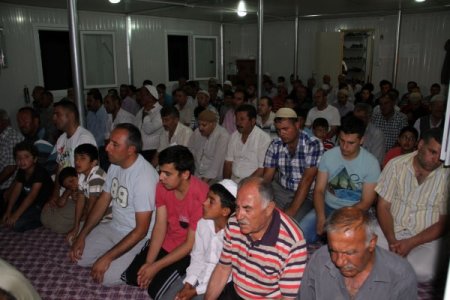 Depremzedeler Konteyner Kentte İlk Teravih Namazını Kıldı