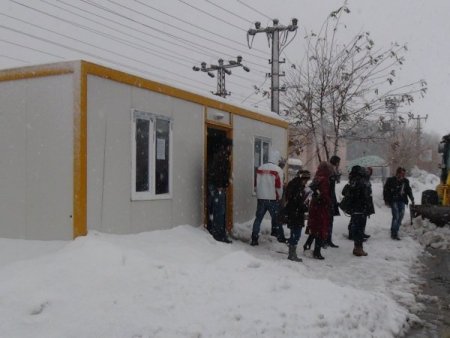 Depremzedeleri soğuktan koruyan konteynerler şimdi Bitlisleri kardan koruyor