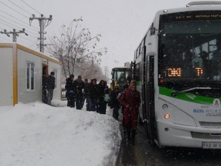 Depremzedeleri soğuktan koruyan konteynerler şimdi Bitlisleri kardan koruyor