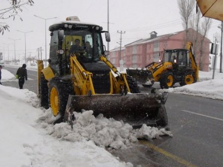 Depremzedeleri soğuktan koruyan konteynerler şimdi Bitlisleri kardan koruyor