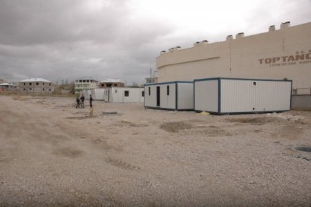 Depremzedelerin 1 yıl yaşadığı konteynerler tahrip edildi