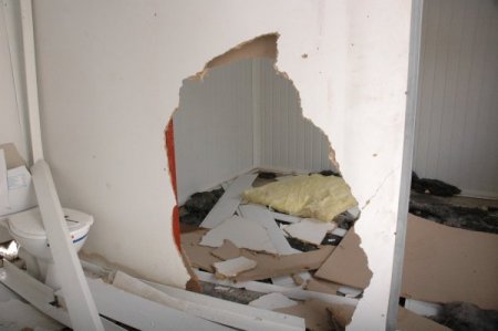 Depremzedelerin 1 yıl yaşadığı konteynerler tahrip edildi