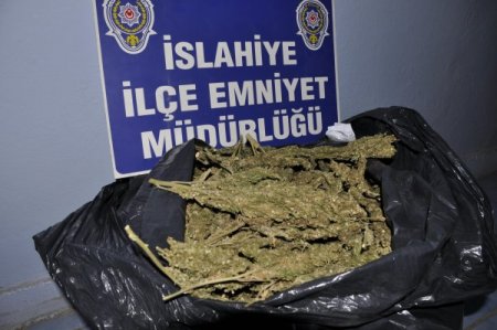 Derbi Maç Saatinde 'Yol Kontrolü Olmaz' Sanan 2 Kişi 5 Kilogram Esrarla Yakalandı