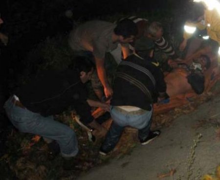 Dere Yatağına Devrilen Traktörde Sıkışan Sürücüyü İtfaiye Kurtardı