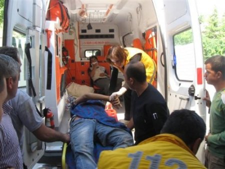 Derebağ'da traktör devrildi: 2 yaralı