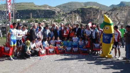 Derece alan bisikletçilerin ödüllerini Bakan Şimşek verdi