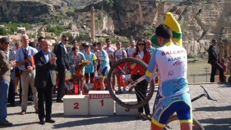 Derece alan bisikletçilerin ödüllerini Bakan Şimşek verdi