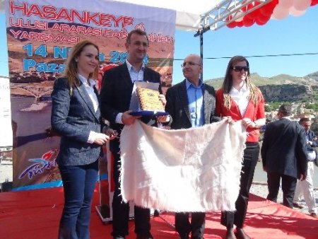 Derece alan bisikletçilerin ödüllerini Bakan Şimşek verdi