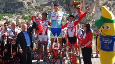 Derece alan bisikletçilerin ödüllerini Bakan Şimşek verdi