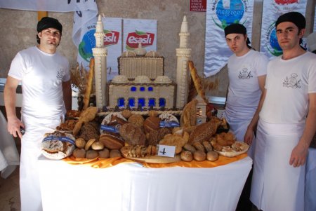 Derece giren ekmek ve pasta ustaları madalya ile ödüllendirildi