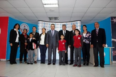 Dereceye giren minik ressamlara ödülleri verildi