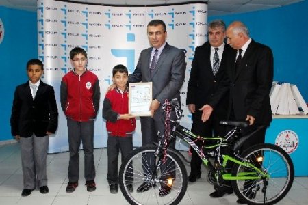 Dereceye giren minik ressamlara ödülleri verildi