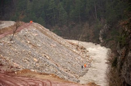 Derede Kaybolan Kişiyi Arama Çalışmaları Sürüyor