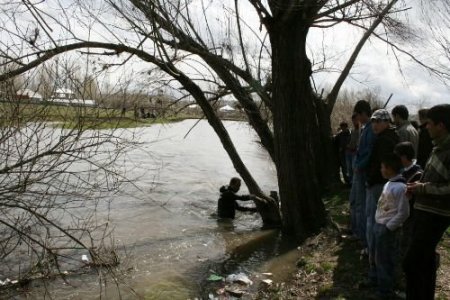 Dereye Düşen Çocuktan Haber Alınamıyor