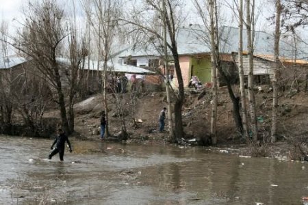 Dereye Düşen Çocuktan Haber Alınamıyor