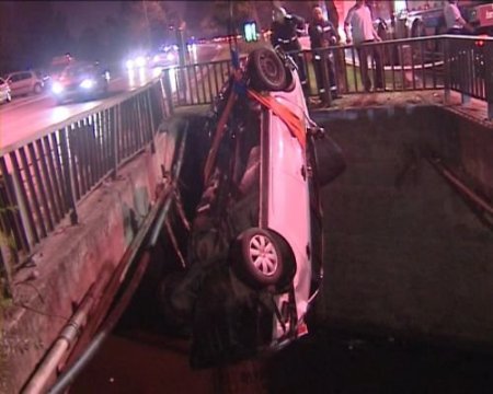 Dereye Düşen Otomobildeki Genç Kız Ve Arkadaşı Güçlükle Kurtarıldı