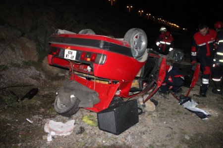 Dereye uçan araçtaki 3 kişi yaralandı