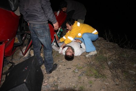 Dereye uçan araçtaki 3 kişi yaralandı