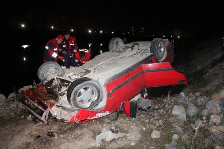 Dereye uçan araçtaki 3 kişi yaralandı