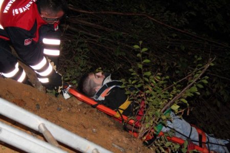 Dereye Uçan Otomobil Sürücüsü Ağır Yaralandı