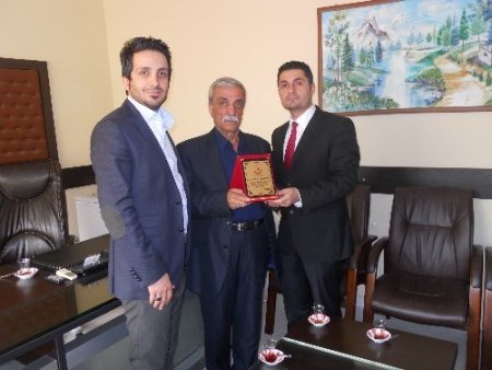 Derik Hastanesi'ne katkıda bulunan Ektiren ailesine jest