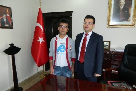 Derik Kaymakamı Demirci, Türkiye derecesi yapan Serhat Budak’ı ödüllendirdi