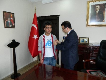 Derik Kaymakamı Demirci, Türkiye derecesi yapan Serhat Budak’ı ödüllendirdi