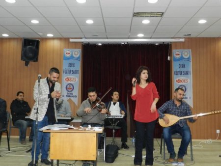 Derik Kültür Sarayı'ndaki konsere yoğun ilgi