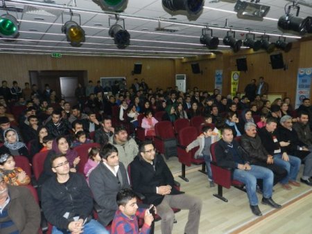 Derik Kültür Sarayı'ndaki konsere yoğun ilgi