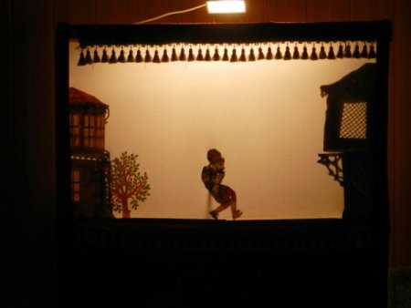 Derik Kültür Sarayı'nın ilk gösterisi Hacivat ile Karagöz oldu