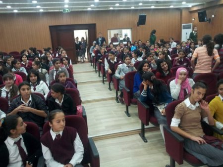 Derik Kültür Sarayı'nın ilk gösterisi Hacivat ile Karagöz oldu