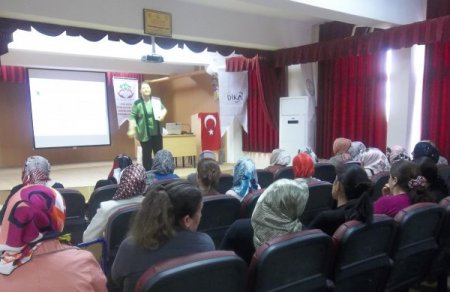 Derik’te Kadınlara Aile Sağlığı Semineri Düzenlendi