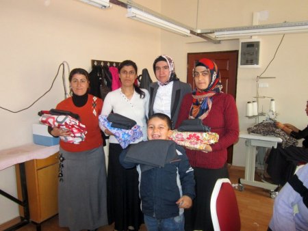 Derik’te kursiyerlere ücretsiz malzeme dağıtıldı