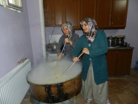 Derik’te yaklaşık bin 500 kişiye aşure dağıtıldı