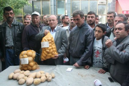 Derinkuyulu patates üreticisi Başbakan'a kargo ile patates gönderdi