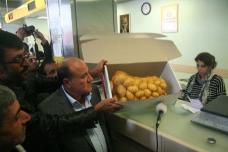 Derinkuyulu patates üreticisi Başbakan'a kargo ile patates gönderdi