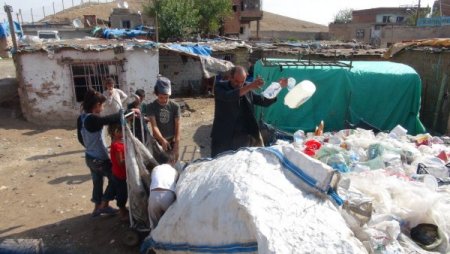 Derme çatma evde yaşam mücadelesi veren Gezer ailesinin dramı yürek burkuyor