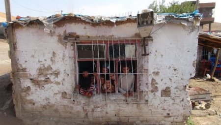 Derme çatma evde yaşam mücadelesi veren Gezer ailesinin dramı yürek burkuyor