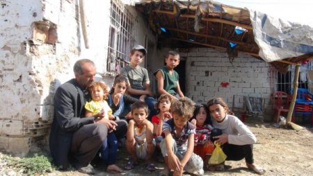 Derme çatma evde yaşam mücadelesi veren Gezer ailesinin dramı yürek burkuyor