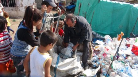 Derme çatma evde yaşam mücadelesi veren Gezer ailesinin dramı yürek burkuyor