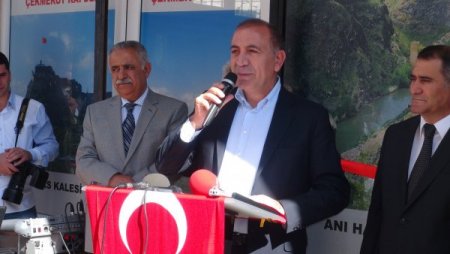 Dernek açılışı, siyasi parti temsilcilerini bir araya getirdi