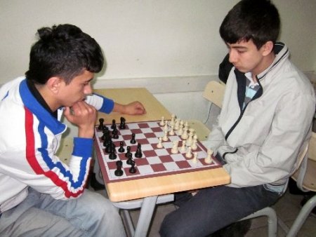 Dershane öğrencileri satranç turnuvasında yarışıyor