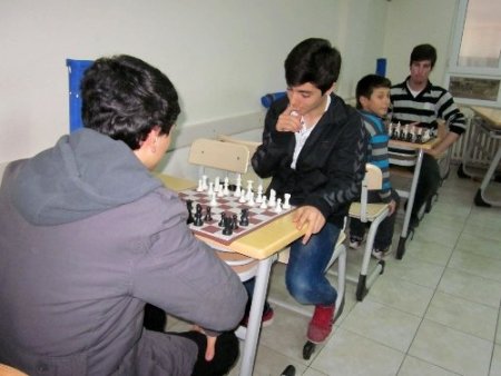 Dershane öğrencileri satranç turnuvasında yarışıyor