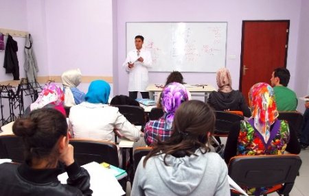 Dershaneye gidemeyen lise öğrencisine belediyeden kurs