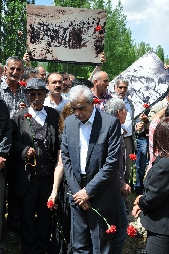 Dersim katliamında hayatını kaybedenlere karanfilli anma