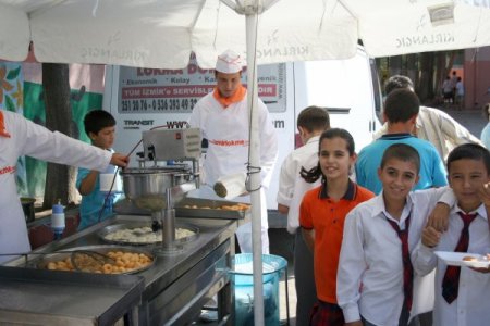 Derste öldürülen öğretmen için lokma döktürüldü